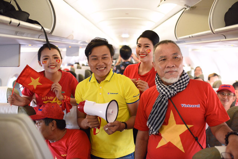 Tiếp viên Vietnam Airlines mặc áo cờ đỏ sao vàng, Tiếp viên Vietnam Airlines