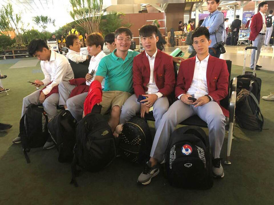 Trước đó các cầu thủ Olympic Việt Nam lên máy bay về nước
