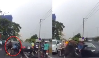 Clip: Va chạm giữa trời mưa, hai người đàn ông lao vào 'choảng' nhau như phim hành động