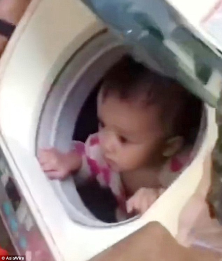 Bé 1 tuổi bình tĩnh trốn trong máy giặt, thoát khỏi vùng lũ nguy hiểm