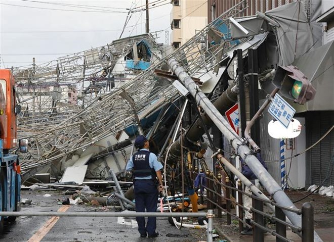Nhật Bản oằn mình chống bão, hàng trăm người thương vong