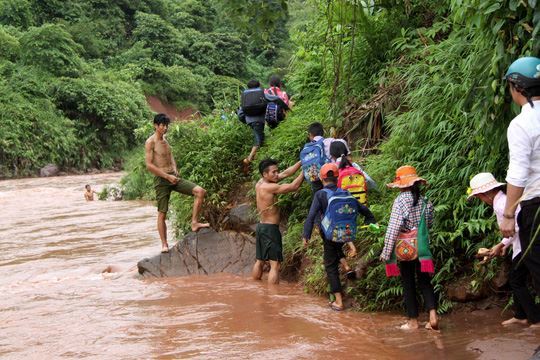 Rưng rưng nước mắt những lễ khai giảng tại sau cơn lũ dữ