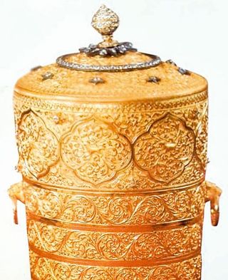 Hộp cơm bằng vàng của vị vua giàu nhất thế giới bị đánh cắp