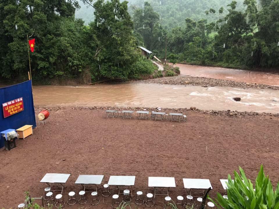 Cơn mưa nhỏ khiến việc khai trường ở điểm trường Nậm Ngà kết thúc sớm