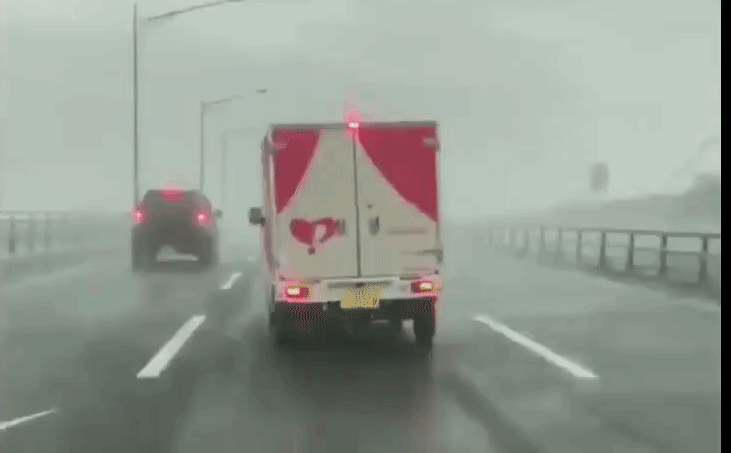Kinh hoàng hình ảnh siêu bão Jebi thổi bay xe tải trên đường ở Nhật Bản
