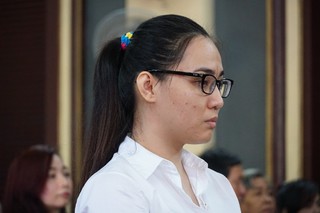 'Hot girl' ma túy Trần Kim Yến ra tòa với gương mặt vô hồn, ngờ nghệch