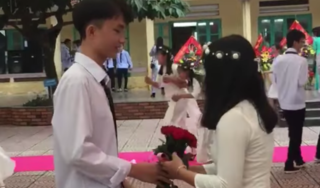 Cái kết ngọt ngào cho chàng trai 'liều mình' tỏ tình với nữ sinh cùng trường trong ngày khai giảng