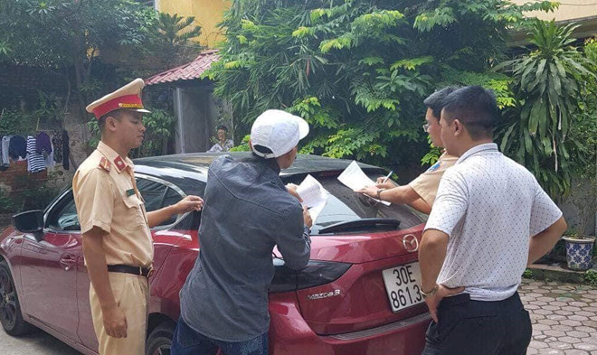 Lộ danh tính tài xế lái Mazda3 'đánh võng' giữa phố Hà Nội 