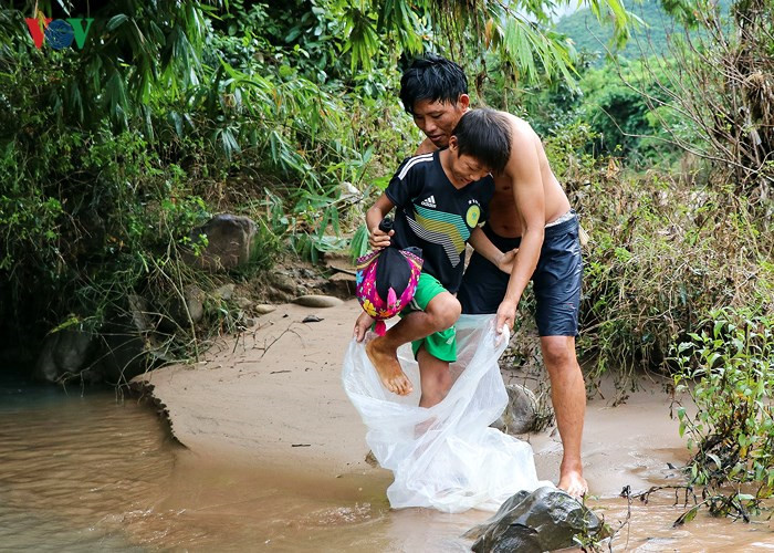 Vụ chui túi nilon vượt lũ: Chánh văn phòng Sở GD&ĐT Điện Biên xin lỗi VOV