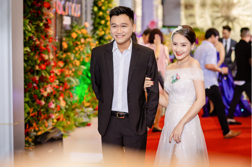 Mr Cần Trô và Bảo Thanh quậy tưng trên thảm đỏ VTV Awards - Sắc màu 2018