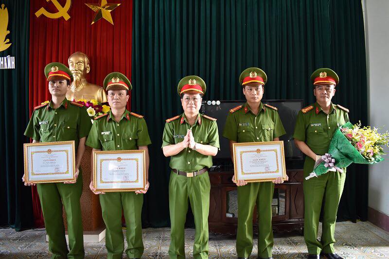 ​Đại tá Đinh Quang Vinh, Phó Giám đốc Công an tỉnh Ninh Bình khen thưởng Công an huyện Yên Khánh 