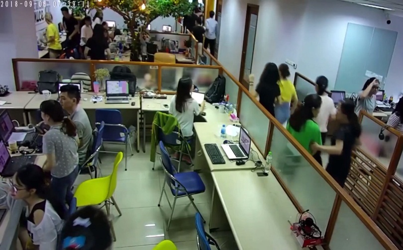 Rung lắc, động đất ở Hà Nội nhân viên văn phòng vội vã thoát thân