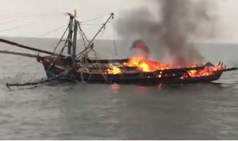 11 ngư dân nhảy xuống biển do cháy tàu ở Trường Sa