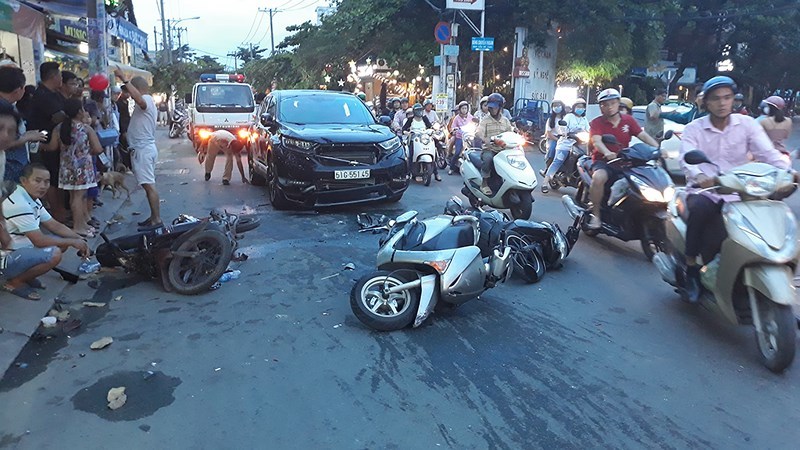 Ô tô 'điên' tông liên hoàn 3 xe máy ở Sài Gòn, nhiều người bị thương