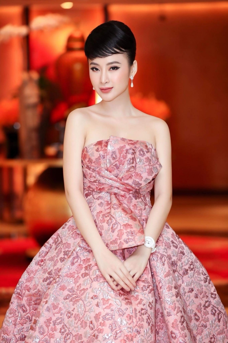 Mặc váy 90 triệu đồng, Angela Phương Trinh đẹp thế nào?