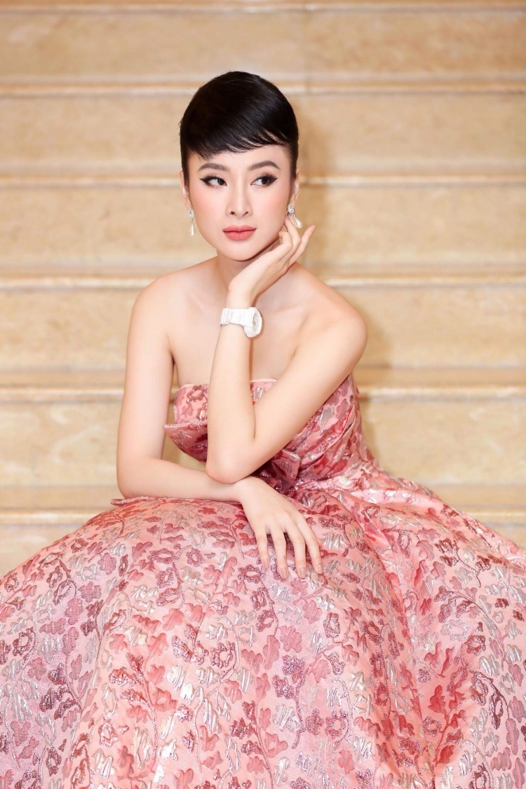 Mặc váy 90 triệu đồng, Angela Phương Trinh đẹp thế nào?