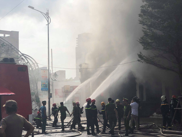 Cột khói đen đặc bốc lên từ vụ cháy quán bar ở Đà Nẵng