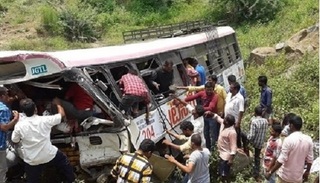 Vụ xe buýt lao xuống hẻm núi ở Ấn Độ, số người chết tăng lên 55 người