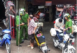 Vụ cảnh sát nghi 'làm luật' tại chợ Bà Chiểu: Tạm đình chỉ 7 người