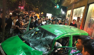 Clip: Tai nạn kinh hoàng, xe bán tải ủi bay taxi hàng chục mét