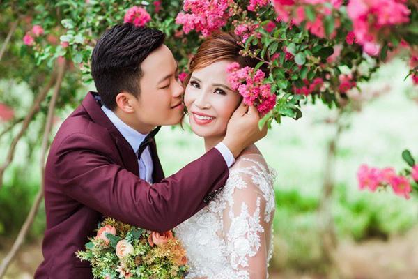 Cô dâu 61 tuổi Thu Sao được chồng trẻ bất ngờ cầu hôn đúng ngày sinh nhật