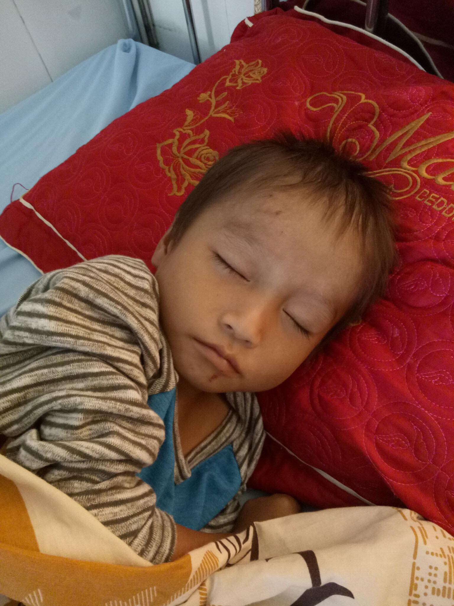 Cháu bé đang được chăm sóc tại bệnh viện