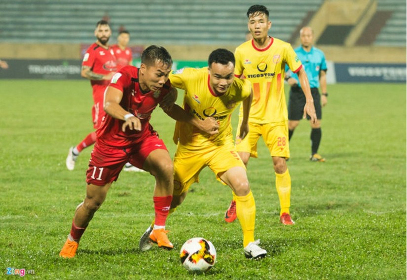 Nam Định đá 'chấp tây' trong cuộc đua trụ hạng V.League