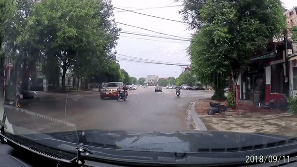 Clip hoảng hồn nhìn người đàn ông đi xe máy va chạm với ô tô bán tải 