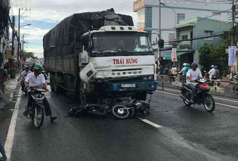 Xe tải tông liên hoàn 8 xe máy, 10 người bị thương