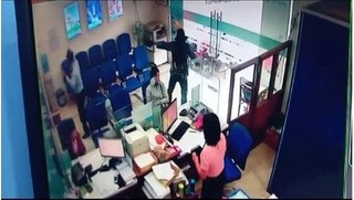 Camera ghi lại toàn cảnh vụ cướp ngân hàng ở Tiền Giang