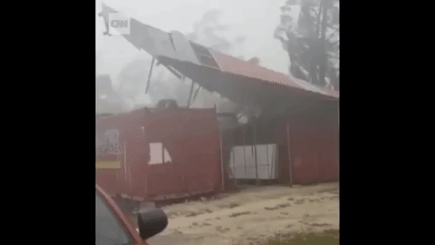 ‘Quái vật’ siêu bão Mangkhut tốc bay mái nhà ở đảo Guam nước Mỹ