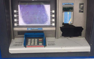Đi rút tiền bị 'nuốt' thẻ, thanh niên giận dữ đập hỏng máy ATM