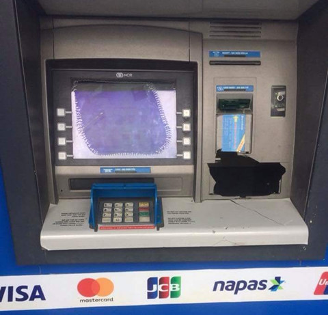 Kiên Giang: Đập máy ATM vì thẻ ngân hàng bị nuốt