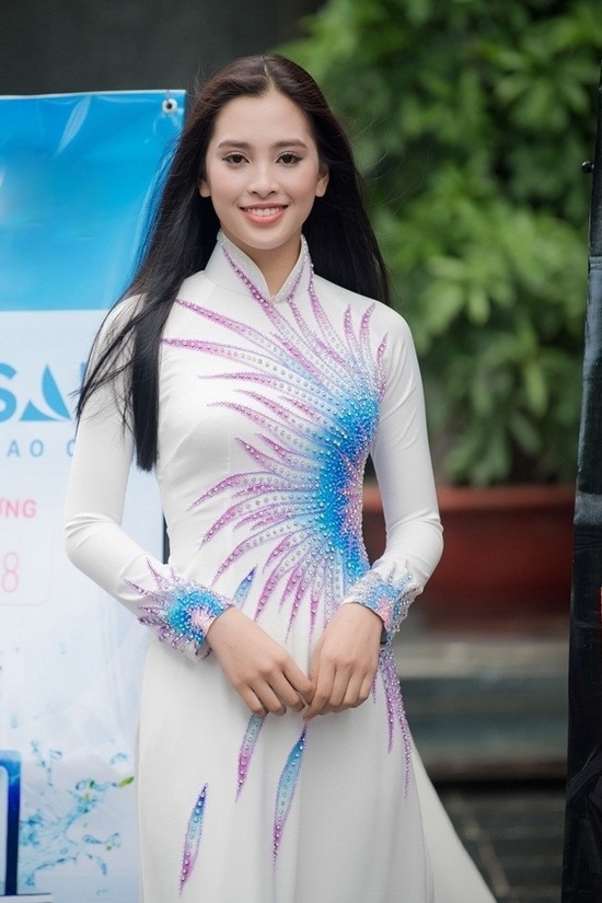 Ngắm nhan sắc xinh đẹp lai Tây của Hoa hậu Việt Nam 2018 Trần Tiểu Vy 