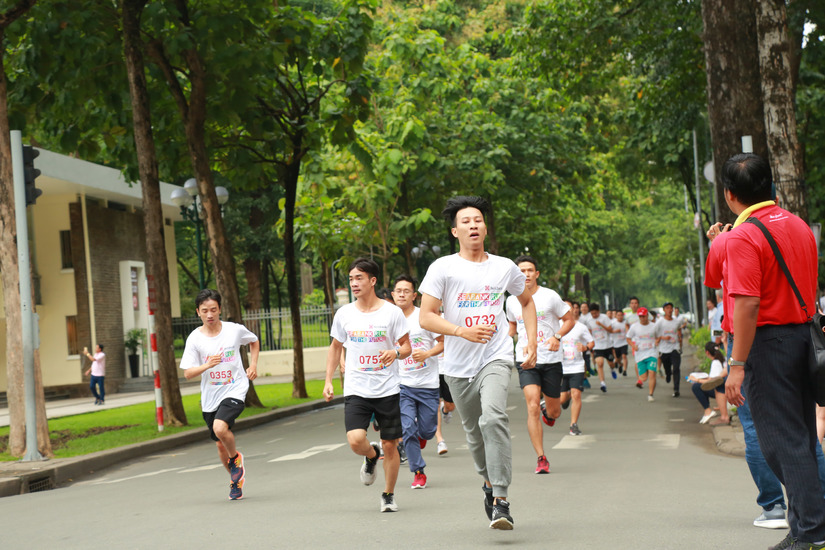 Gần 3 tỷ đồng cho trẻ em nghèo hiếu học từ giải chạy cộng đồng SeABank Run For The Future