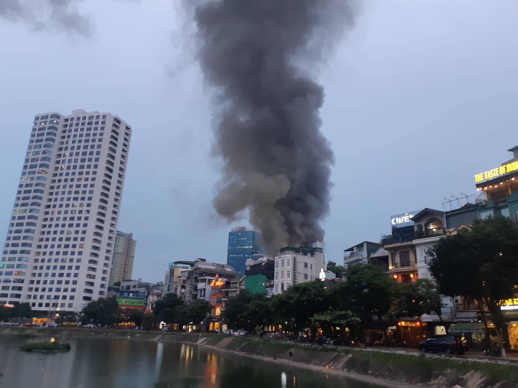 Cháy lớn trên phố Đê La Thành