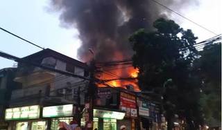 Cháy 6 căn nhà trên phố Đê La Thành, khói đen bốc cao hàng chục mét