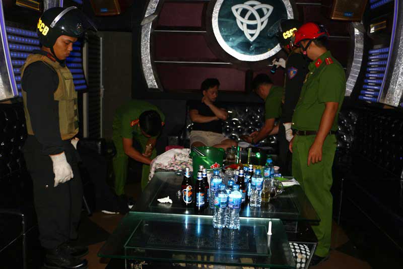 Hải Phòng: Hàng chục nam nữ đang chơi ma túy đá trong quán karaoke