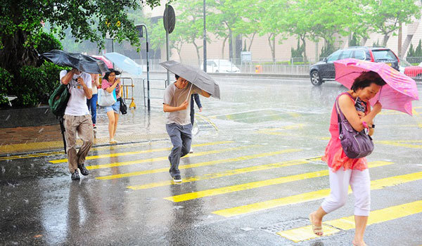 Bị dính mưa thì làm ngay những điều sau để bảo vệ sức khỏe