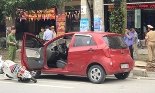 Tài xế mở cửa ô tô bất ngờ khiến nữ sinh tông trúng bị chấn thương nặng