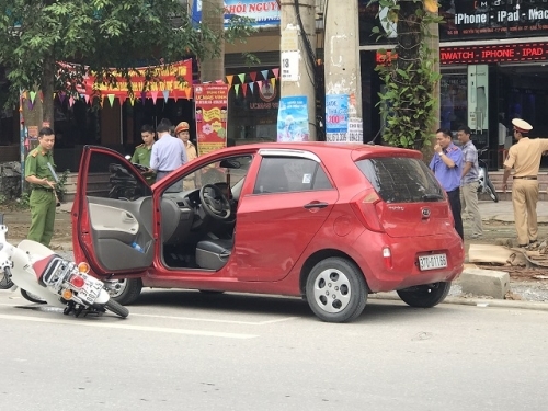 Hy hữu: Tai nạn do bất ngờ mở cửa xe khiến nữ sinh nguy kịch