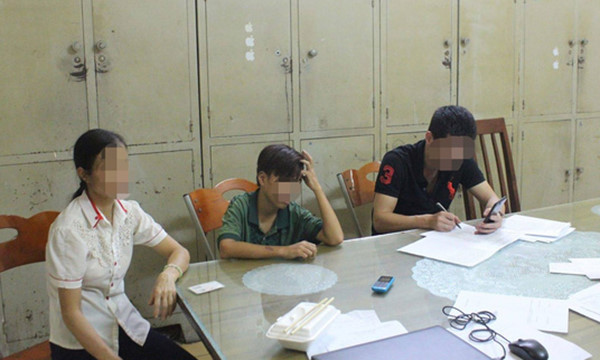 Công an Hà Nội tạm giữ 3 người bắt trói thiếu niên đánh giày