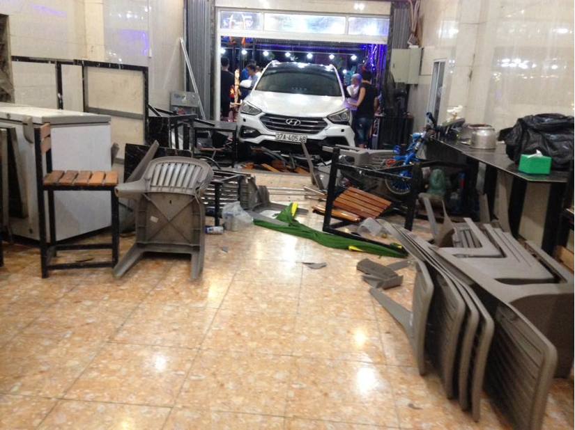 Hà Tĩnh: Ô tô lao vào quán nhậu, 9 người bị tông nhập viện