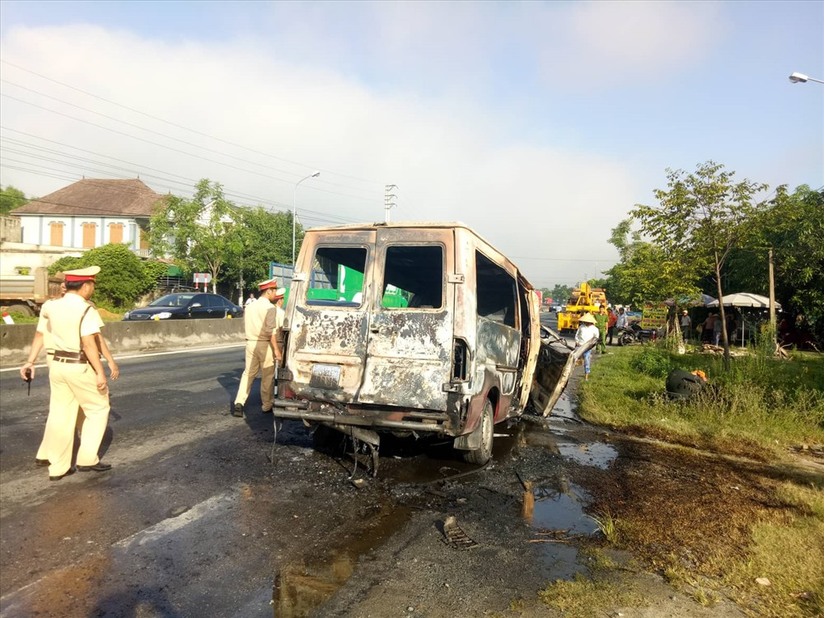 Xe 16 chỗ bốc cháy dữ dội khi mang về sửa sau tai nạn giao thông