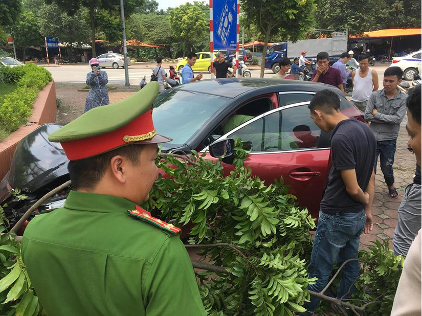 Xe Mazda 3 phóng tốc độ cao gây náo loạn trên phố Hà Nội tiếp tục gây tai nạn