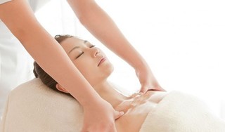 Tưởng massage giúp nâng ngực giảm đau, cô gái suýt phải cắt bỏ ngực