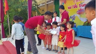 CLB Otofun Thanh Hóa hỗ trợ người dân vùng lũ và trao quà Trung thu cho trẻ em nghèo Mường Lát