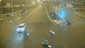 Clip: Phóng xe máy ẩu giữa đêm, người đàn ông ngã sấp mặt xuống đường