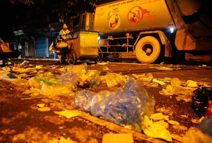 Những hình ảnh rác ngập tràn trên các con phố sau đêm trung thu