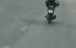 Clip thanh niên lái xe máy bằng chân, tay như múa quạt trên đường